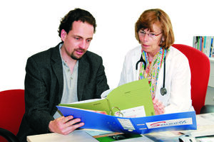 In dem interdisziplinären Sepsis-Nachsorge- programm stand ein Liaison-Arzt den Hausärzten mit klinischem Rat zur Seite. Foto: UKJ