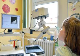 Im Mukoviszidose-Zentrum des Universitätsklinikum Jenas wird bei einer Patientin ein Lungenfunktionstest durchgeführt. (Foto: UKJ/Szabó)