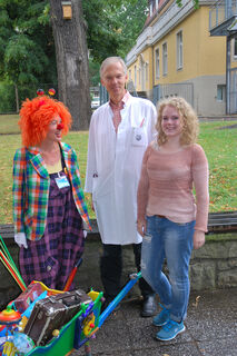 India Bauriedel (rechts) ist Patientin von Prof. Dr. Jochen Mainz (mitte), Leiter des Mukoviszidosezentrums für Kinder und Erwachsene am UKJ. Hier mit Klinikclown Knuddel (links). Foto: UKJ/Emmerich