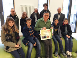 Die Schüler des Holzland-Gymnasiums in Hermsdorf übergaben Prof. Felix Zintl (mitte), Vorsitzender der Kinderhilfestiftung e.V. Jena, den Erlös ihres Sponsorenlaufs in Höhe von 4.500 Euro. 