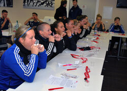 Die Spieler des FC Carl Zeiss und Fußballerinnen des FF USV Jena ließen sich bei der Deutschen Stammzellspenderdatei registrieren. Foto: UKJ