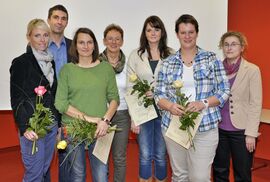 Auszeichnung mit Zertifikat: 15 Frauen und 3 Männer haben den Fortbildungslehrgang für den Pflegedienst am Universitätsklinikum Jena abgeschlossen. (Foto: UKJ / Schacke)