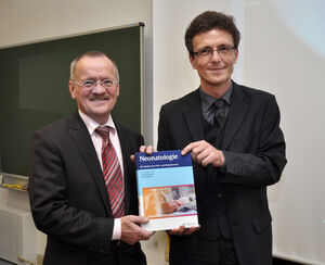 PD Dr. Axel Hübler, Universitätsklinikum Jena, (re.) und Prof. Gerhard Jorch, Universitätsklinikum Magdeburg, haben gemeinsam das aktuelle Fachbuch "Neonatologie" herausgegeben: Foto: Szabo/UKJ 
