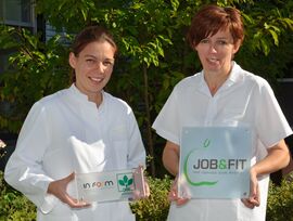 Die leitende Diätassistentin Jana Serzisko (l.) und Karina Kilian (r.), Leiterin der Cafeteria, mit den Auszeichnungen für die UKJ-Küche (Foto: UKJ/Szabo).