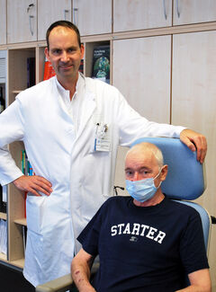 Wieder ins Leben durchstarten: Prof. Dr. Torsten Doenst (links) freut sich mit Ingolf Stieglitz (rechts) über die erfolgreiche Lungentransplantation. Foto: UKJ/Emmerich.
