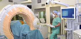 UKJ-Neurochirurg Dr. Ramazan Dalkilic bereitet einen Eingriff an der Halswirbelsäule mit dem neuen Bildgebungssystem „O-Arm“ und dem Navigationscomputer (rechts) vor. Foto: UKJ
