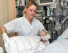 Pflege-Studentin Ute Demmer bei der Pflege eines Patienten auf der Intensivstation. 
