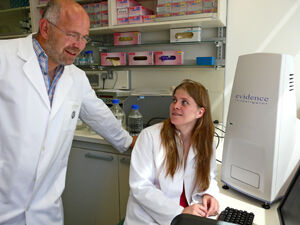 Projektleiter Dr. Ferdinand von Eggeling wertet gemeinsam mit der Doktorandin Nicole Posorski Testreihen am Biochip-Analysegerät aus. Die Biologin erstellt im Rahmen des Projektes ihre Dissertation.